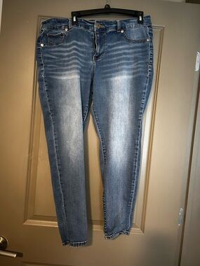 Maurices Women's Skinny Jeans in Faded Blue Wash